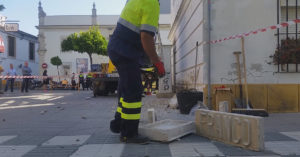 Un operario municipal retirando la placa de la plaza de Las Bodegas por simbología franquista el pasaso mes de junio. / P.P.M.