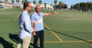 Germán Beardo, visitando el campo en julio de 2018, cuando se comprometió a arreglarlo.