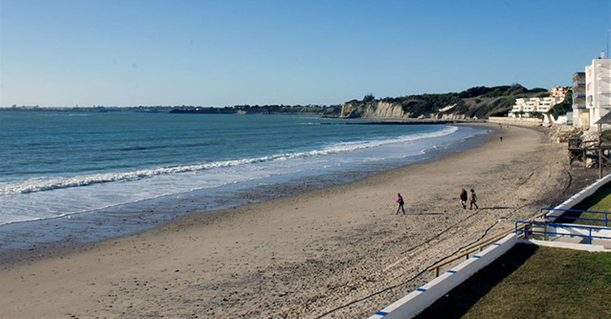 Salud permite el baño en la playa de Fuentebravía