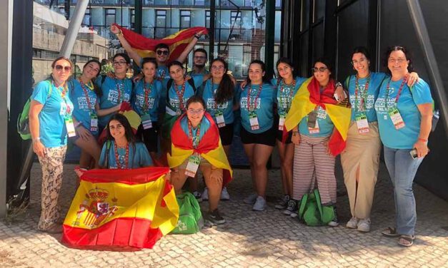 Los jóvenes de la Hermandad del Rocío de El Puerto, en la J.M.J. en Lisboa