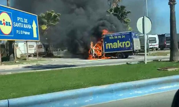 Sale ardiendo un camión de reparto de Makro en El Puerto
