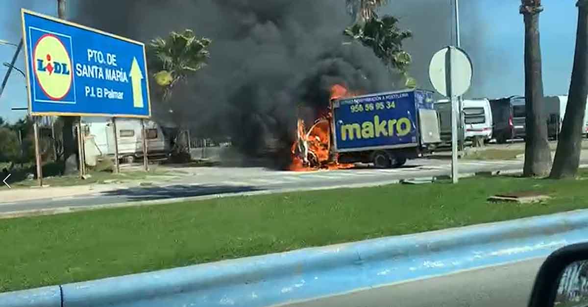 Sale ardiendo un camión de reparto de Makro en El Puerto