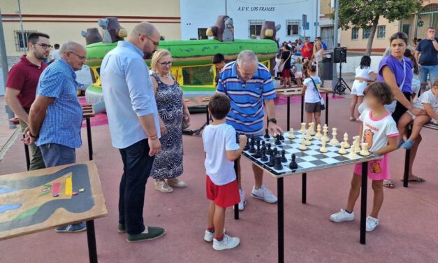 Vecinos de Los Frailes celebran una gran fiesta de verano en la Plaza de las Madres