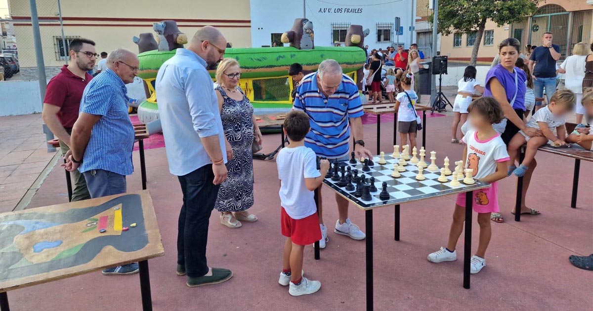 Vecinos de Los Frailes celebran una gran fiesta de verano en la Plaza de las Madres