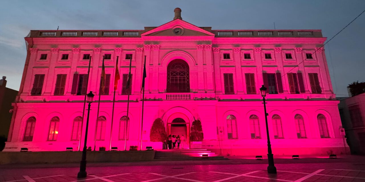 La fachada del Ayuntamiento se tiñe de rosa por el Día Mundial contra el Cáncer de Mama