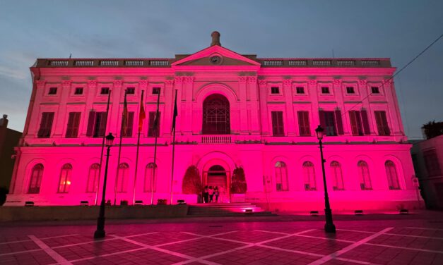 La fachada del Ayuntamiento se tiñe de rosa por el Día Mundial contra el Cáncer de Mama