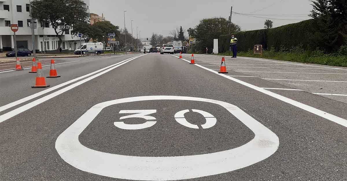 Mantenimiento Urbano incrementa la señalización de la Carretera de Sanlúcar para limitar la velocidad
