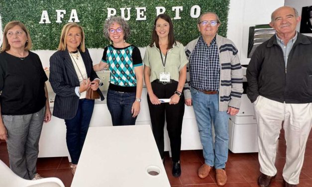 Carmen Lara se reúne con la Asociación de Familiares de Enfermos de Alzheimer y Otras Demencias de El Puerto