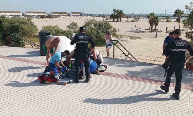 Una bañista y la Policía Local de El Puerto salvan la vida de un hombre en La Puntilla
