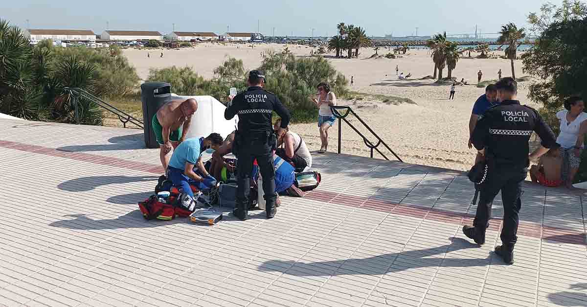 Una bañista y la Policía Local de El Puerto salvan la vida de un hombre en La Puntilla