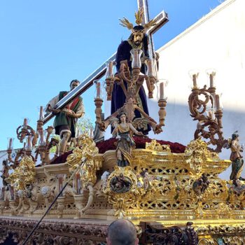 Los Afligidos realizan su salida en una tarde marcada por la emoción y la devoción