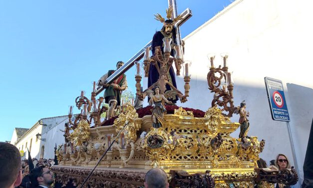 Los Afligidos realizan su salida en una tarde marcada por la emoción y la devoción