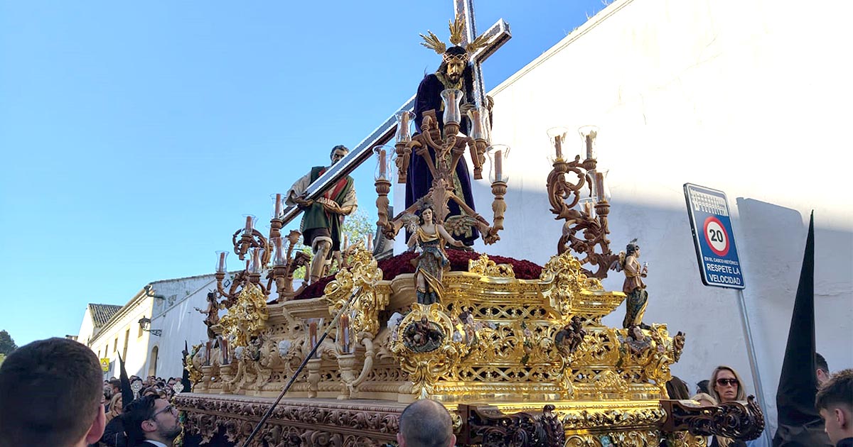 Los Afligidos realizan su salida en una tarde marcada por la emoción y la devoción