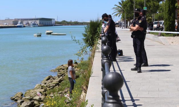 Aparecen restos óseos en la escollera del muelle en El Puerto