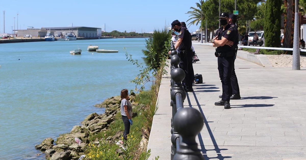 Aparecen restos óseos en la escollera del muelle en El Puerto