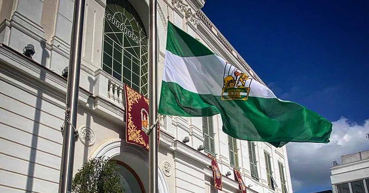 El Ayuntamiento de El Puerto iza la Bandera de Andalucía el 28F