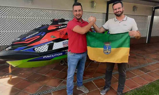 Unión Portuense entrega la bandera de El Puerto a Rafael Feria