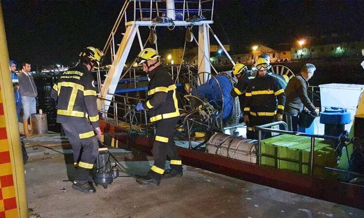 Bomberos achican agua de un barco que se estaba hundiendo en El Puerto