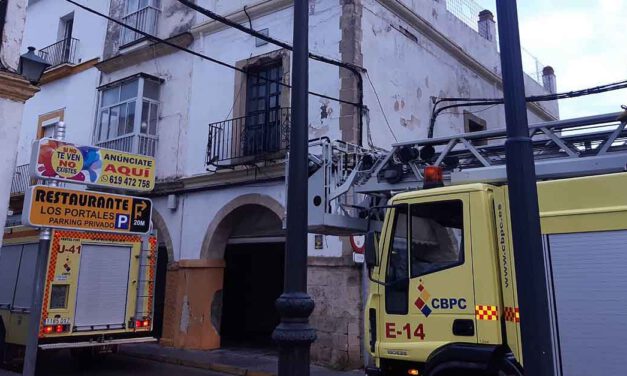 Bomberos intervienen en un desprendimiento de parte de la fachada de un edificio de la calle Luja