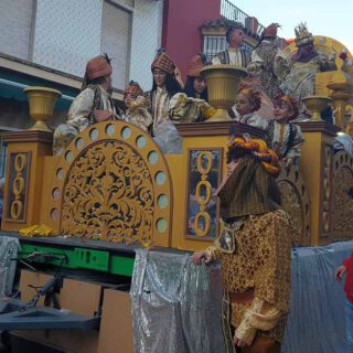 La cabalgata de los Reyes Magos llena de ilusión las calles de El Puerto