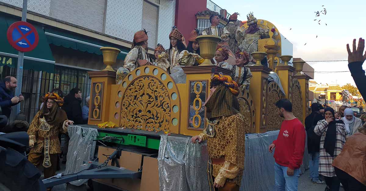 La cabalgata de los Reyes Magos llena de ilusión las calles de El Puerto