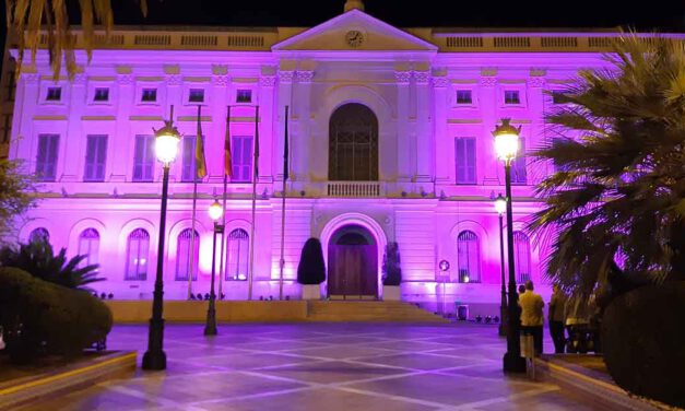 La fachada del Ayuntamiento de El Puerto se iluminará de violeta por el 25N