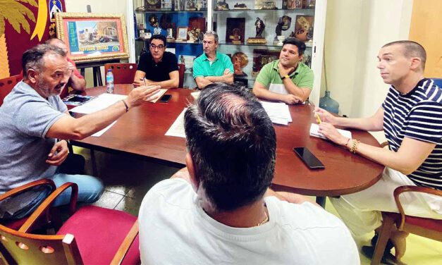 Calleja se reúne con la Asociación de Belenistas Portuense para preparar los actos de la Navidad