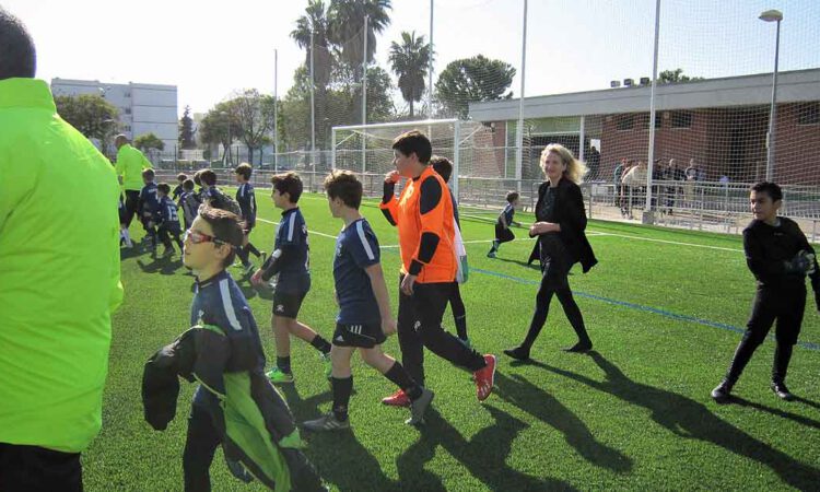 La escuela municipal de fútbol estrena el nuevo césped artificial del campo de El Juncal