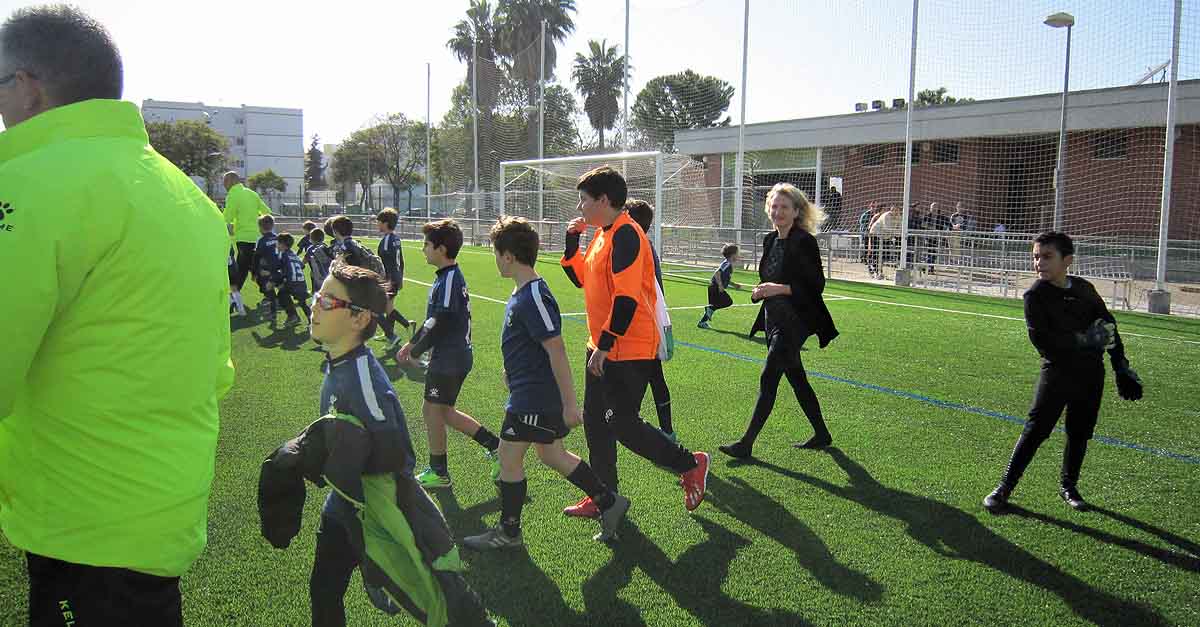 La escuela municipal de fútbol estrena el nuevo césped artificial del campo de El Juncal
