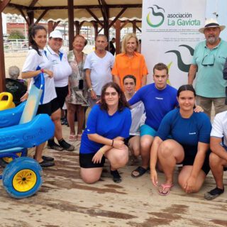 El programa Hidrosport continúa garantizando el acceso a la playa y al baño a personas con movilidad reducida