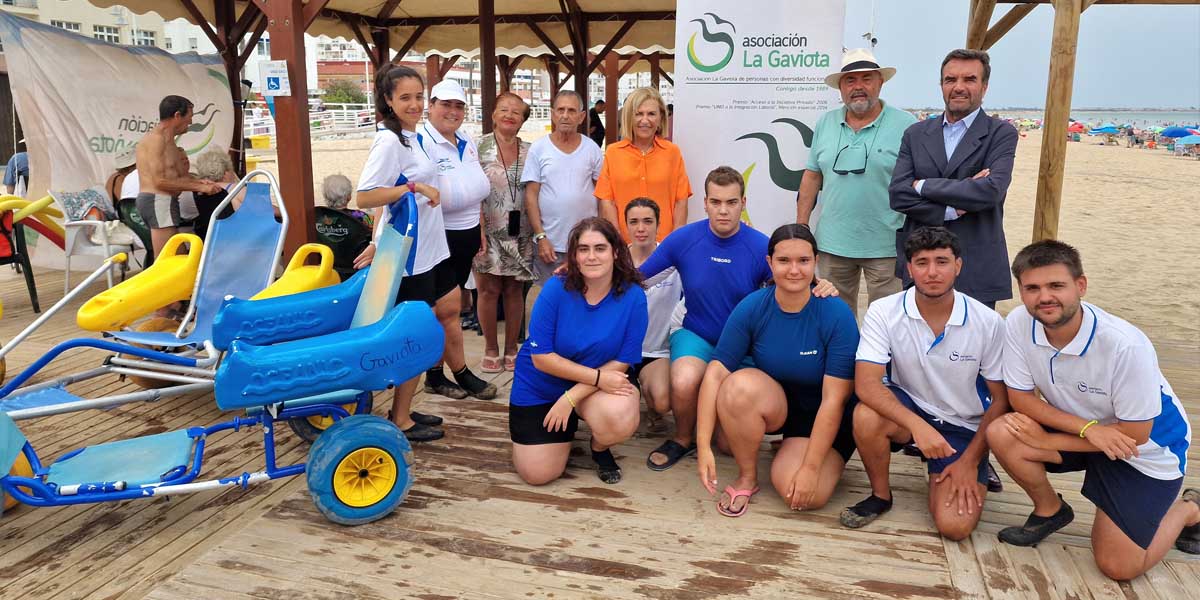 El programa Hidrosport continúa garantizando el acceso a la playa y al baño a personas con movilidad reducida