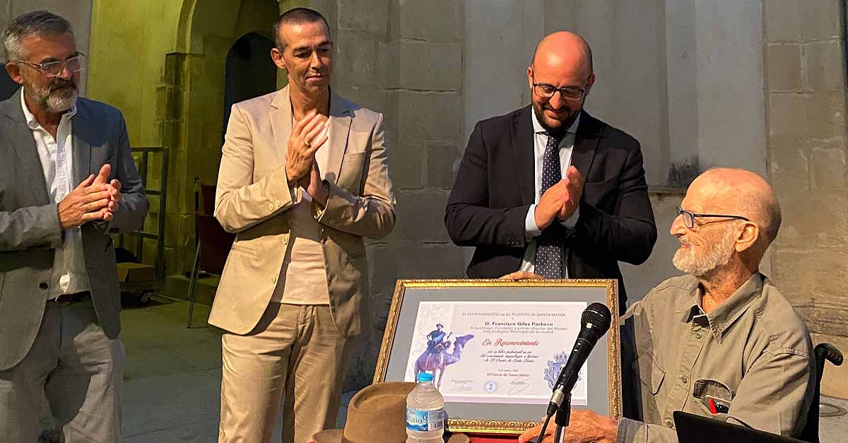 El Ayuntamiento de El Puerto reconoce la gran trayectoria del arqueólogo Francisco Giles Pacheco