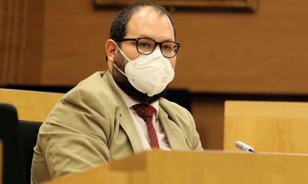 Bello: "De la Encina está más perdido que Fernando Simón"