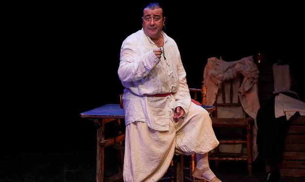 Juanjo Macías protagoniza este viernes 'El Caballero indeterminado', la historia real de una monja convertida a soldado