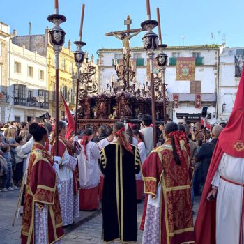 La Misericordia llena de recogimiento el centro histórico en su salida del Martes Santo