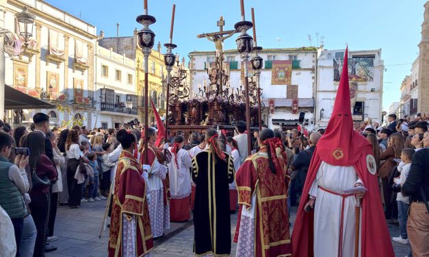 La Misericordia llena de recogimiento el centro histórico en su salida del Martes Santo