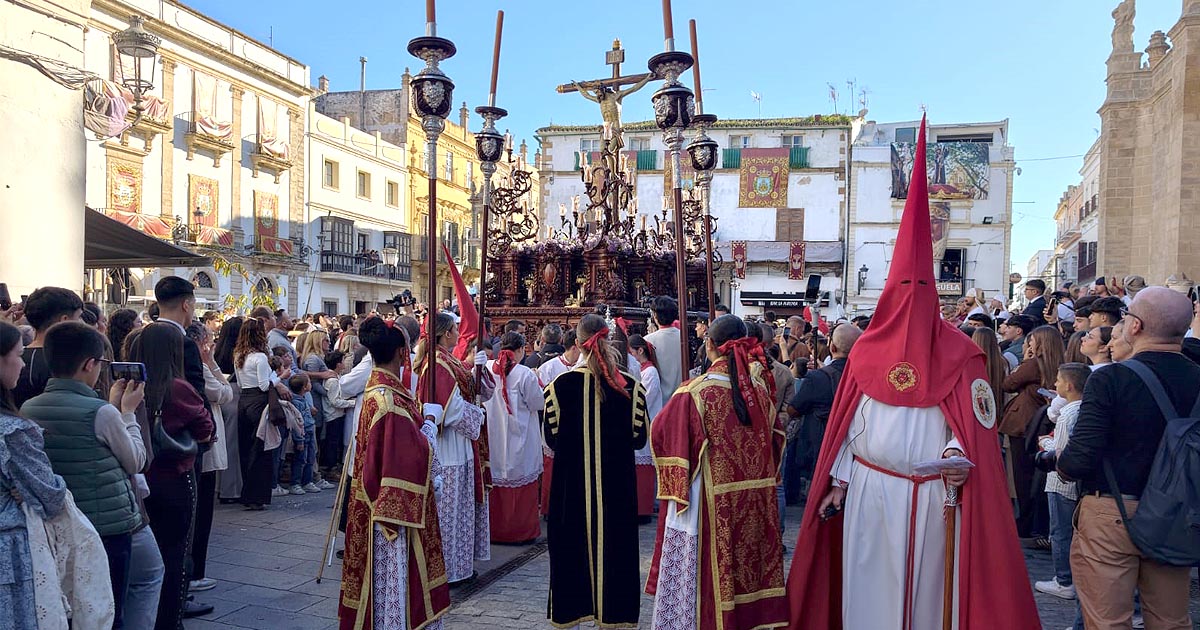 La Misericordia llena de recogimiento el centro histórico en su salida del Martes Santo