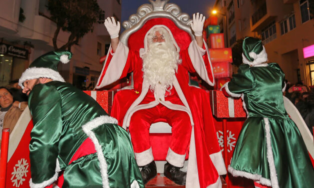 Papá Noel llena las calles de El Puerto con un exitoso pasacalles