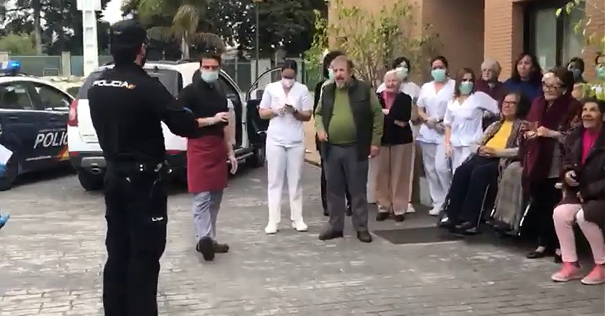 La Policía Nacional homenajea a los mayores y trabajadores de la residencia La Torre