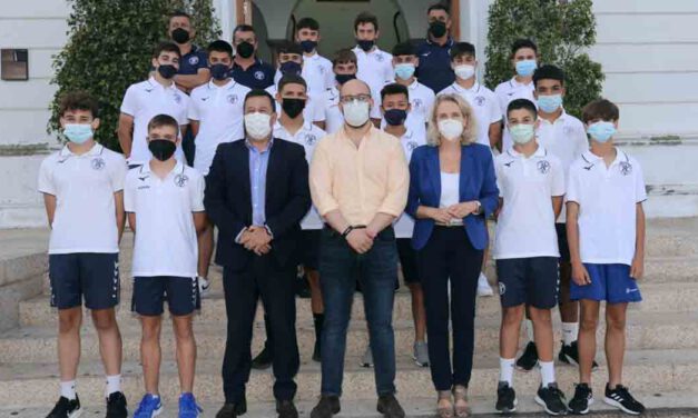 Beardo recibe al equipo infantil A del CD Estrella Portuense tras su ascenso a Primera Andaluza