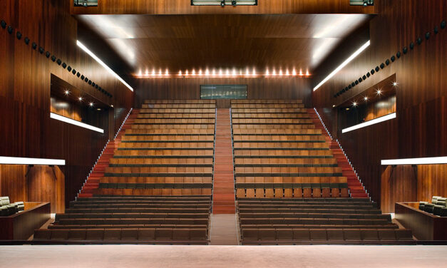 El Ayuntamiento de El Puerto firma el contrato de servicios técnicos del Teatro Municipal Pedro Muñoz Seca