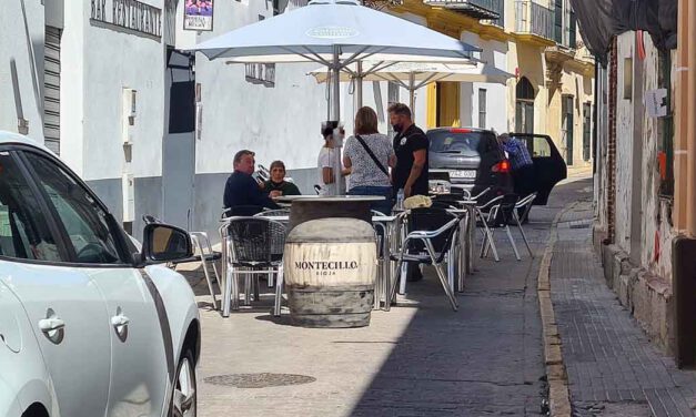 Vecinos de la calle Palma denuncian la instalación de una terraza de un bar en plena vía pública