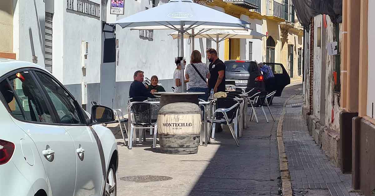 Vecinos de la calle Palma denuncian la instalación de una terraza de un bar en plena vía pública
