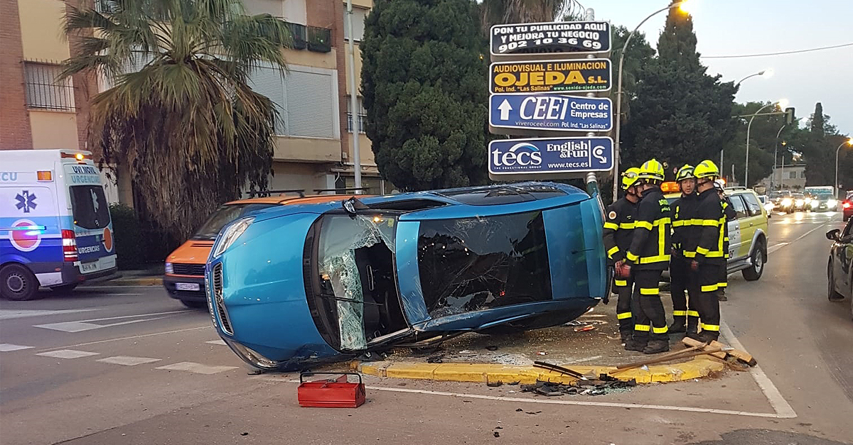 Dos heridos leves en un accidente en la rotonda del Pilar