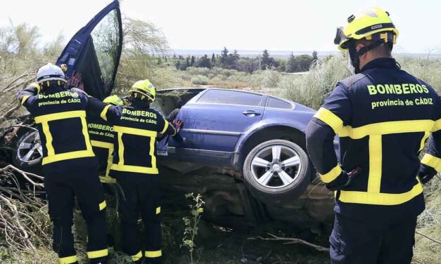 Dos heridos leves en un accidente tras volcar un coche en la carretera de El Portal