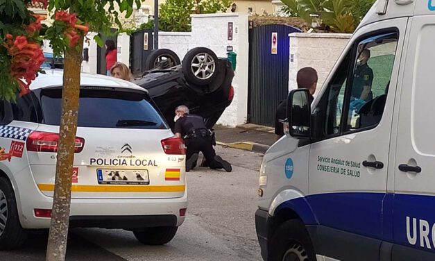 Aparatoso accidente en Valdelagrana: vuelca un coche con tres personas en su interior