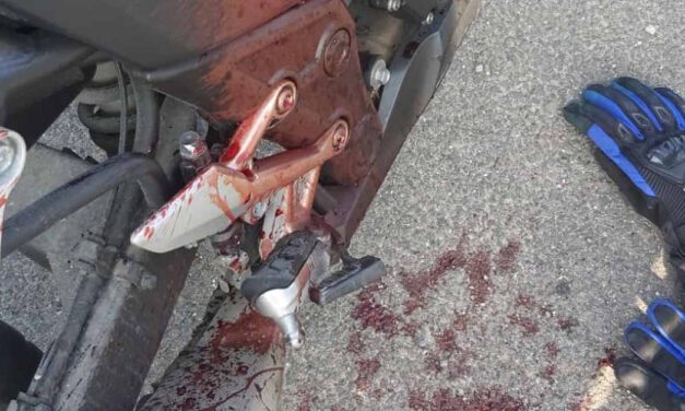 Salva la vida a un motorista tras chocar con un quitamiedos