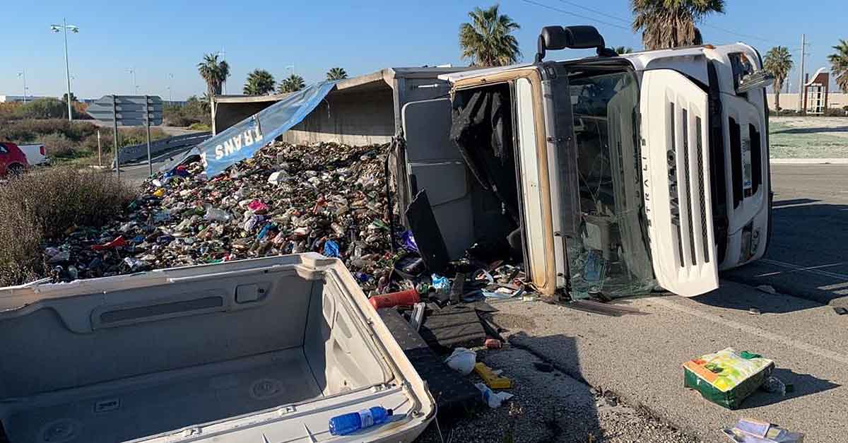 Un herido leve tras volcar un camión de gran tonelaje en El Puerto