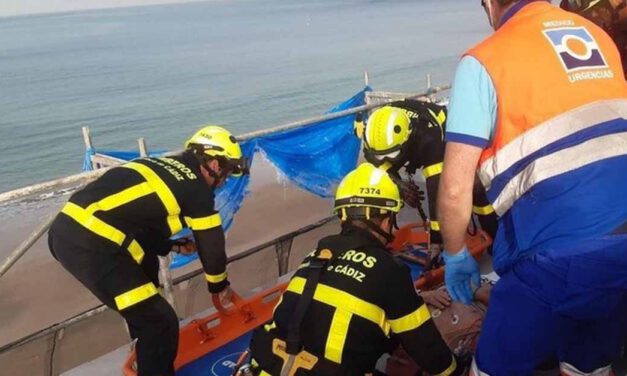 Policía Nacional y Bomberos rescatan a un hombre tras sufrir un infarto trabajando en un andamio