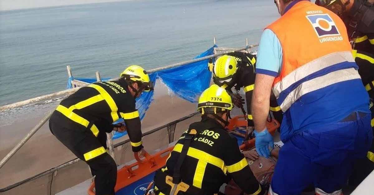 Policía Nacional y Bomberos rescatan a un hombre tras sufrir un infarto trabajando en un andamio